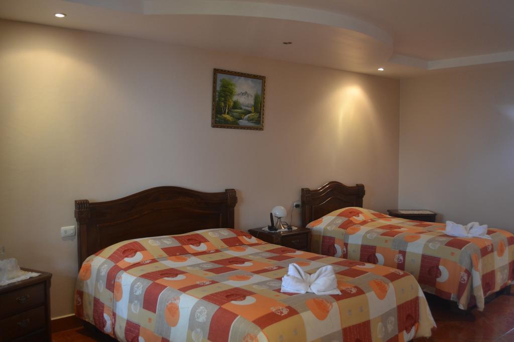 Hotel Las Brumas Cartago Exterior photo